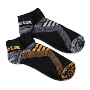 Skarpety "sneaker" (2 pary) z przewiewnymi wstawkami. Jedna para w kolorze czarno-pomarańczowym, a druga - czarno-szarym. Beta - 7431P 39/42